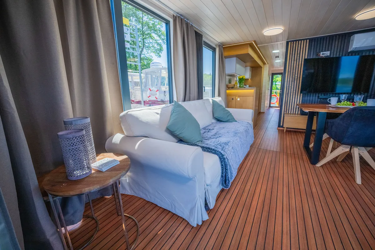Salon of Ariella, a Woma D13 motorboat at Fürstenberg/Havel, Germany