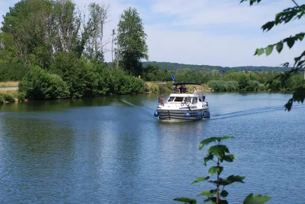 2510, a Tarpon 37 N motorboat at Savoyeux, France