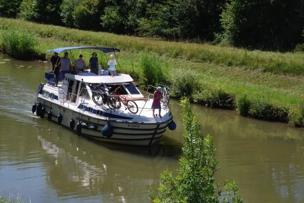 2510, a Tarpon 37 N motorboat at Savoyeux, France