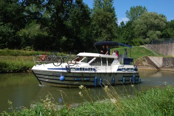 2510, a Tarpon 37 N motorboat at Savoyeux, France