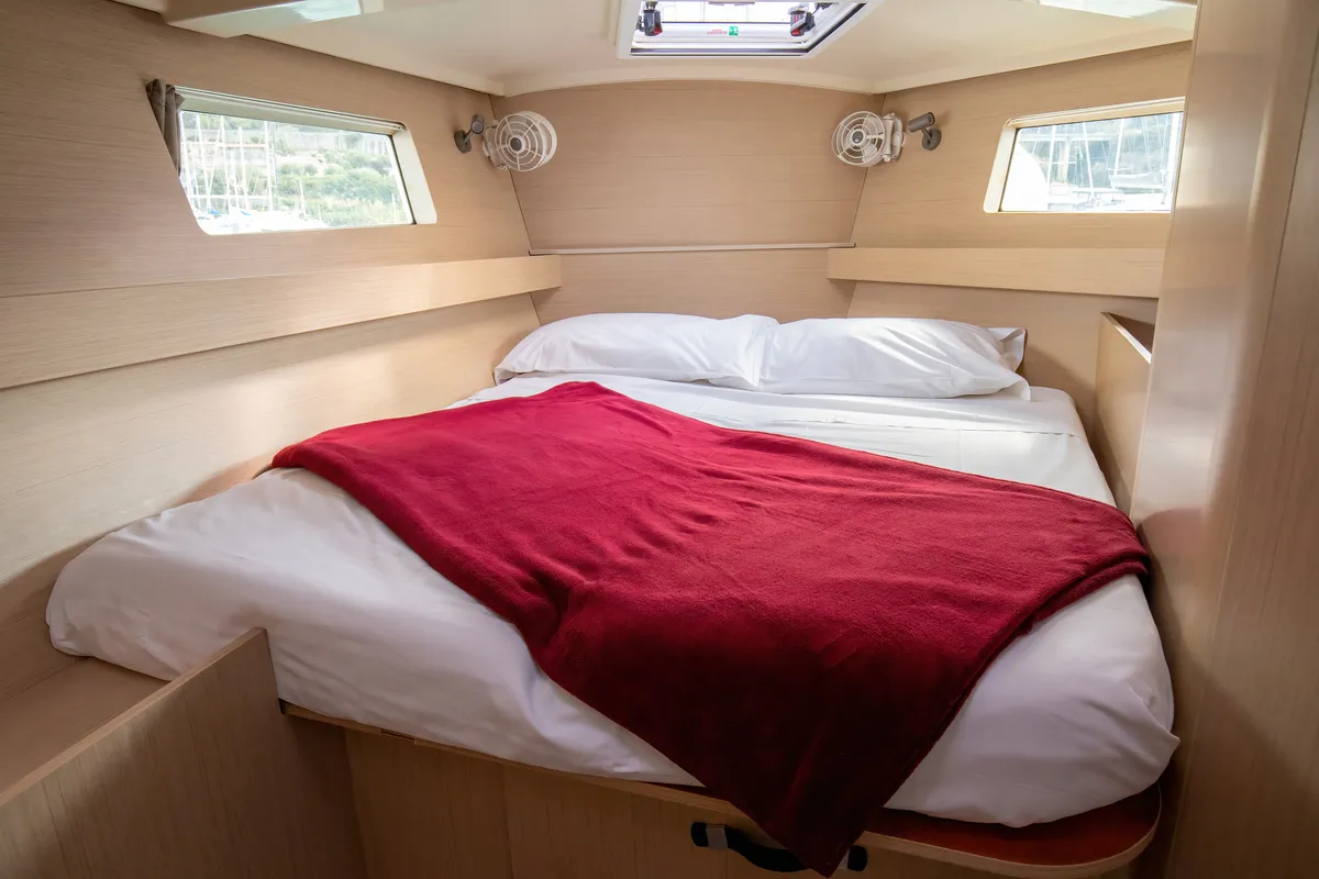 Cabin on Arianna, a Beneteau Oceanis 41.1 sailboat at Capo d'Orlando, Italy