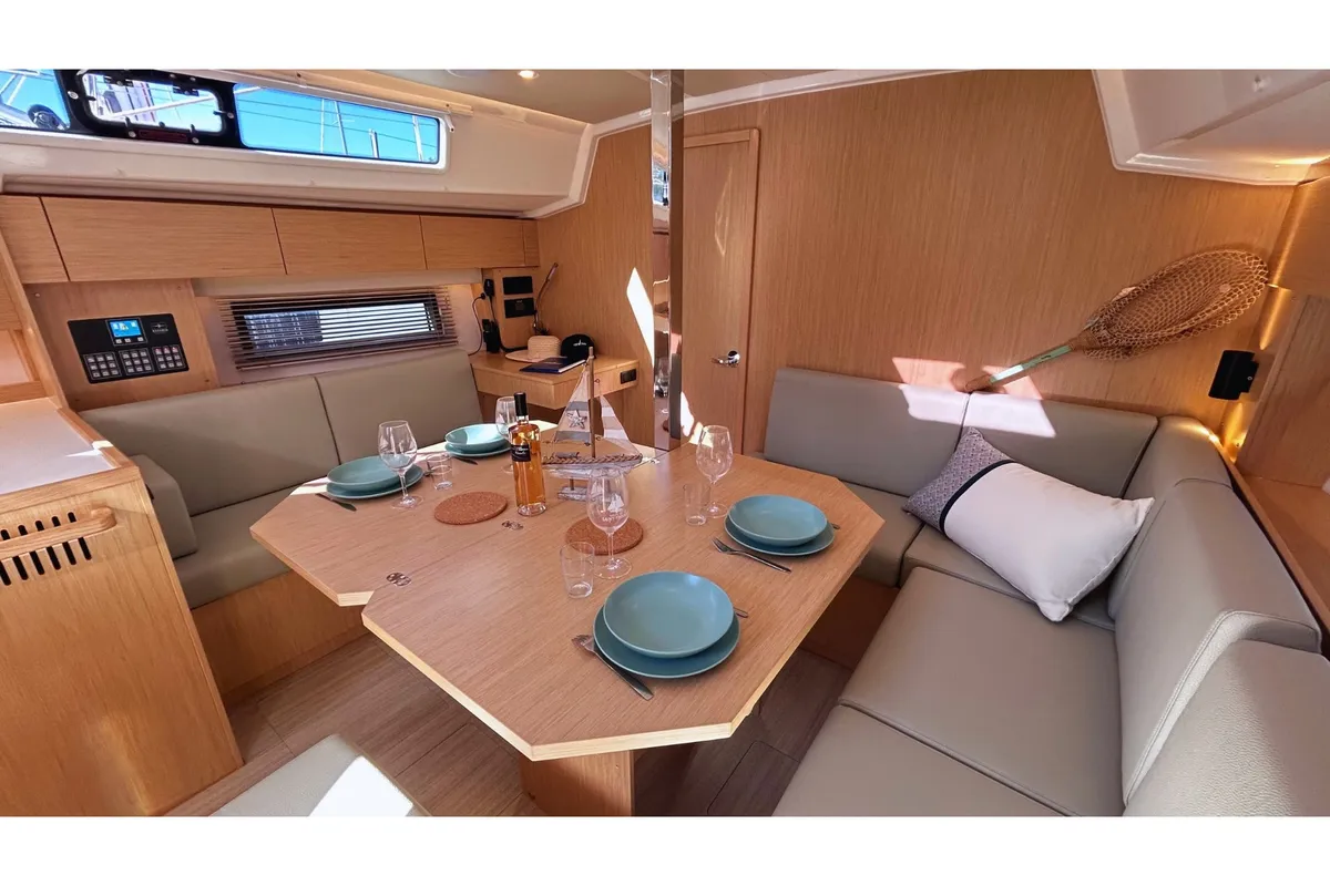 Salon of Ti Dodo IV, a Bavaria C42 sailboat at Grimaud, France