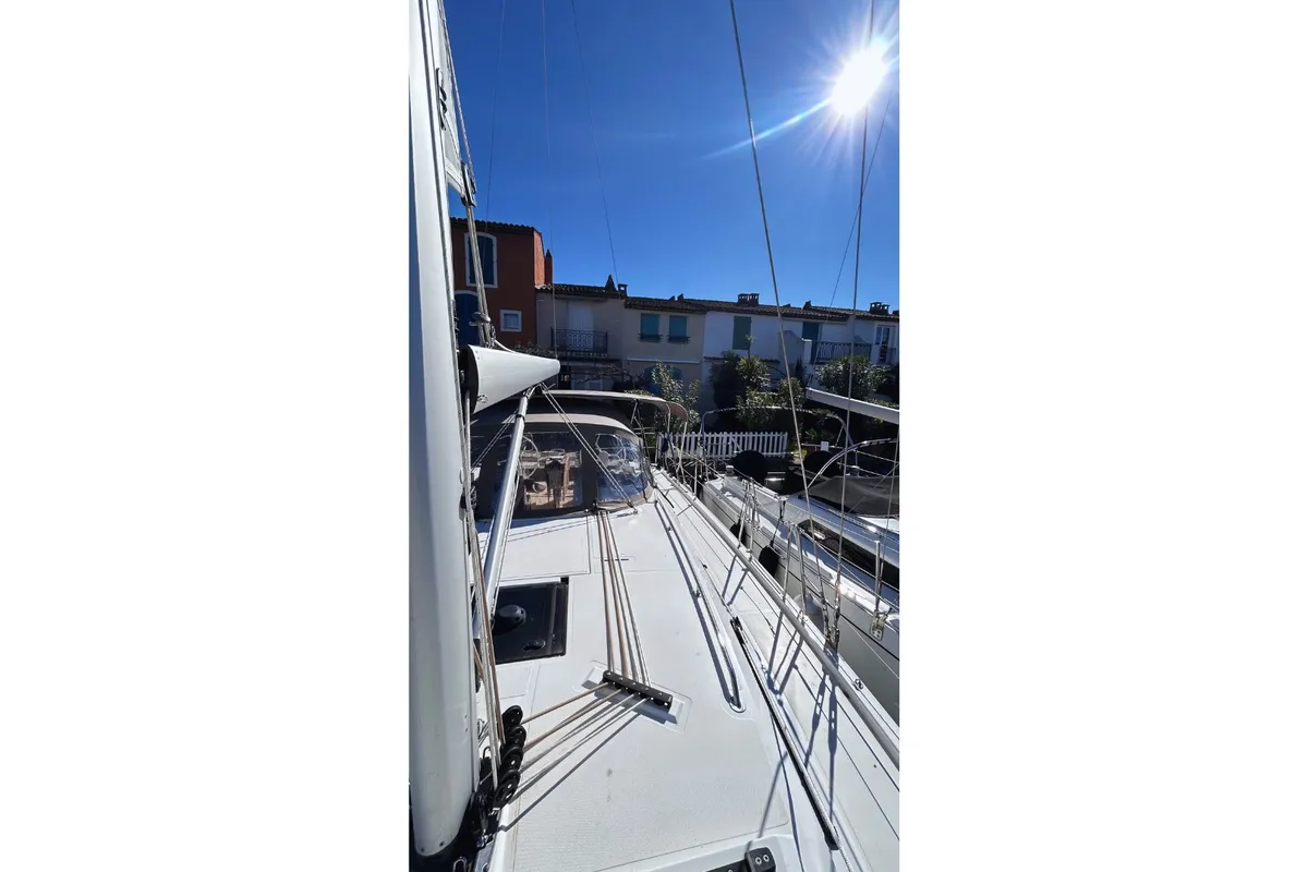Deck of Ti Dodo IV, a Bavaria C42 sailboat at Grimaud, France
