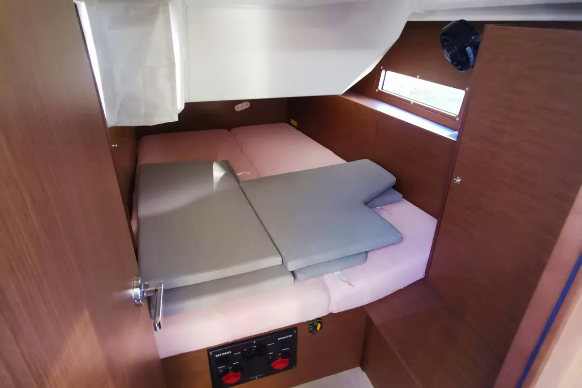 Cabin on Dory, a Beneteau Oceanis 40.1 sailboat at Općina Medulin, Croatia