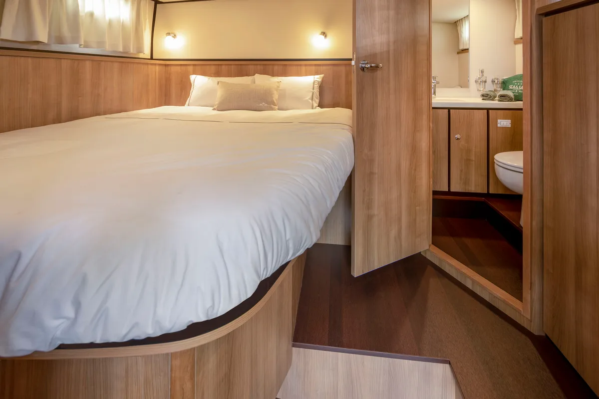 Cabin on L'Épicurien, a Linssen 35 SL motorboat at Le Landeron, Switzerland