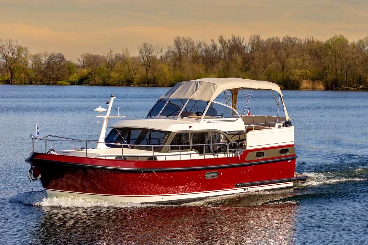 Exterior view of L'Épicurien, a Linssen 35 SL motorboat at Le Landeron, Switzerland