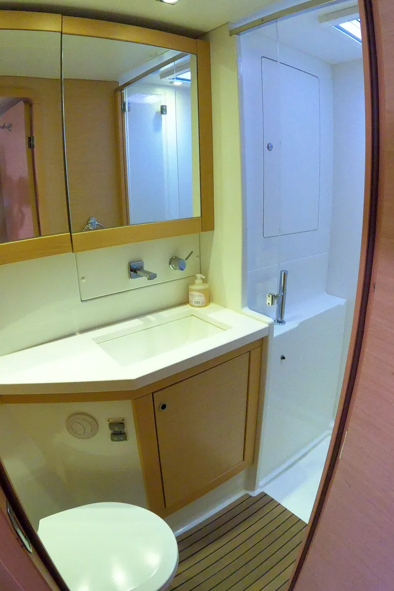 Cabin on Zia Nella, a Lagoon 450 Fly catamaran at Grad Vis, Croatia