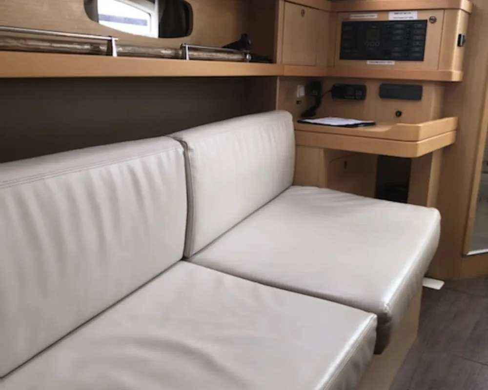 Salon of Jylair, a Beneteau Oceanis 31 sailboat at Kerners, France