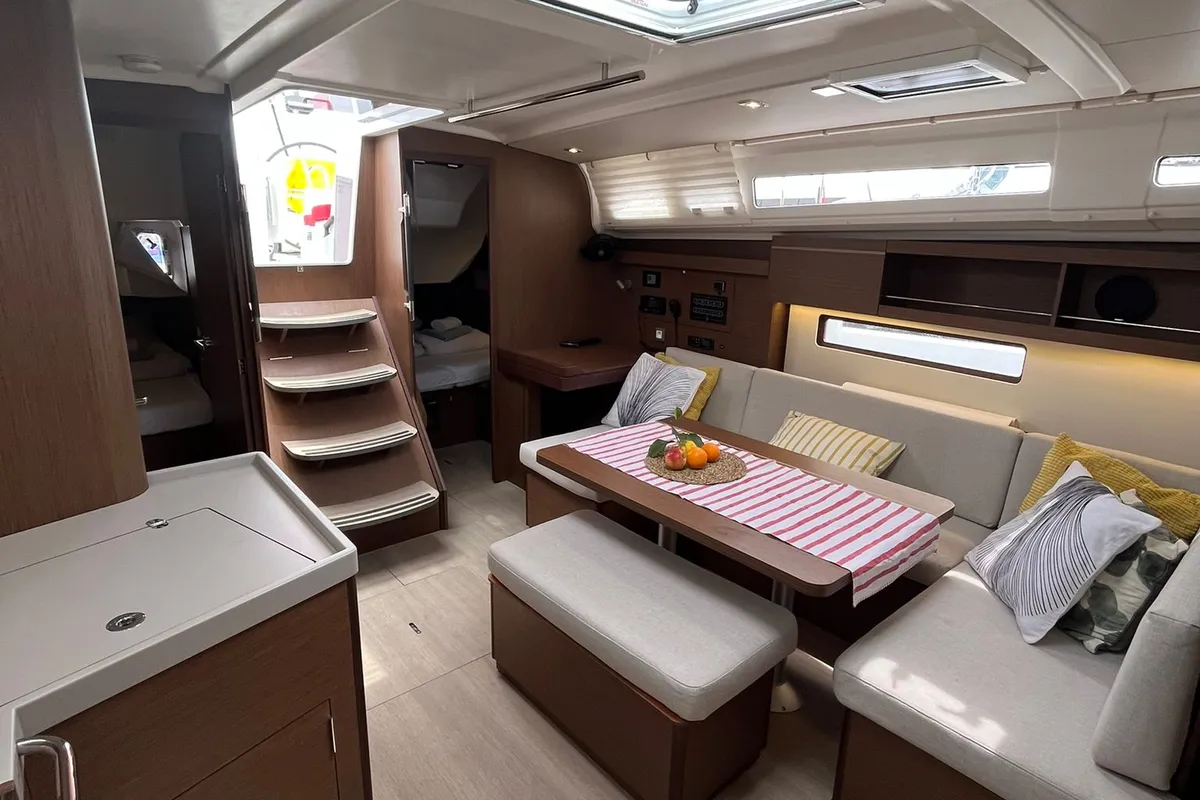 Salon of KOBE, a Beneteau Oceanis 40.1 sailboat at Općina Medulin, Croatia