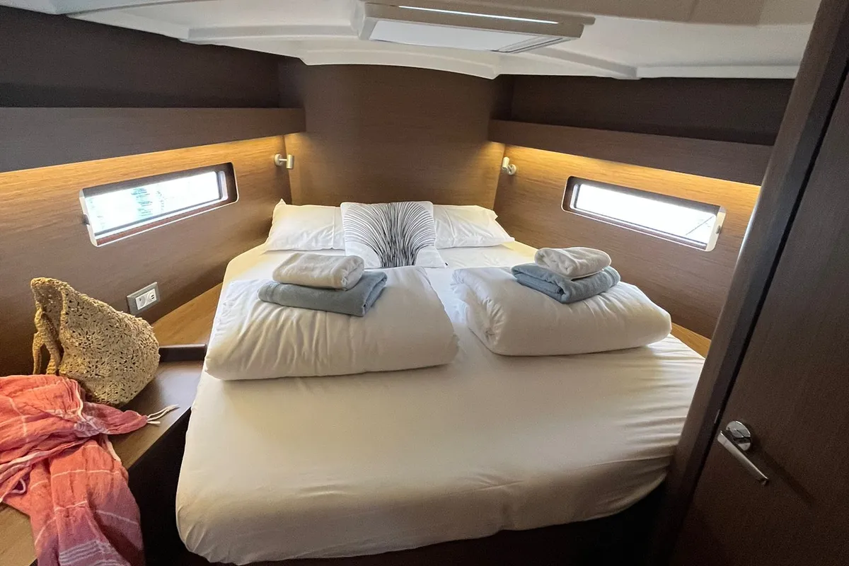 Cabin on KOBE, a Beneteau Oceanis 40.1 sailboat at Općina Medulin, Croatia