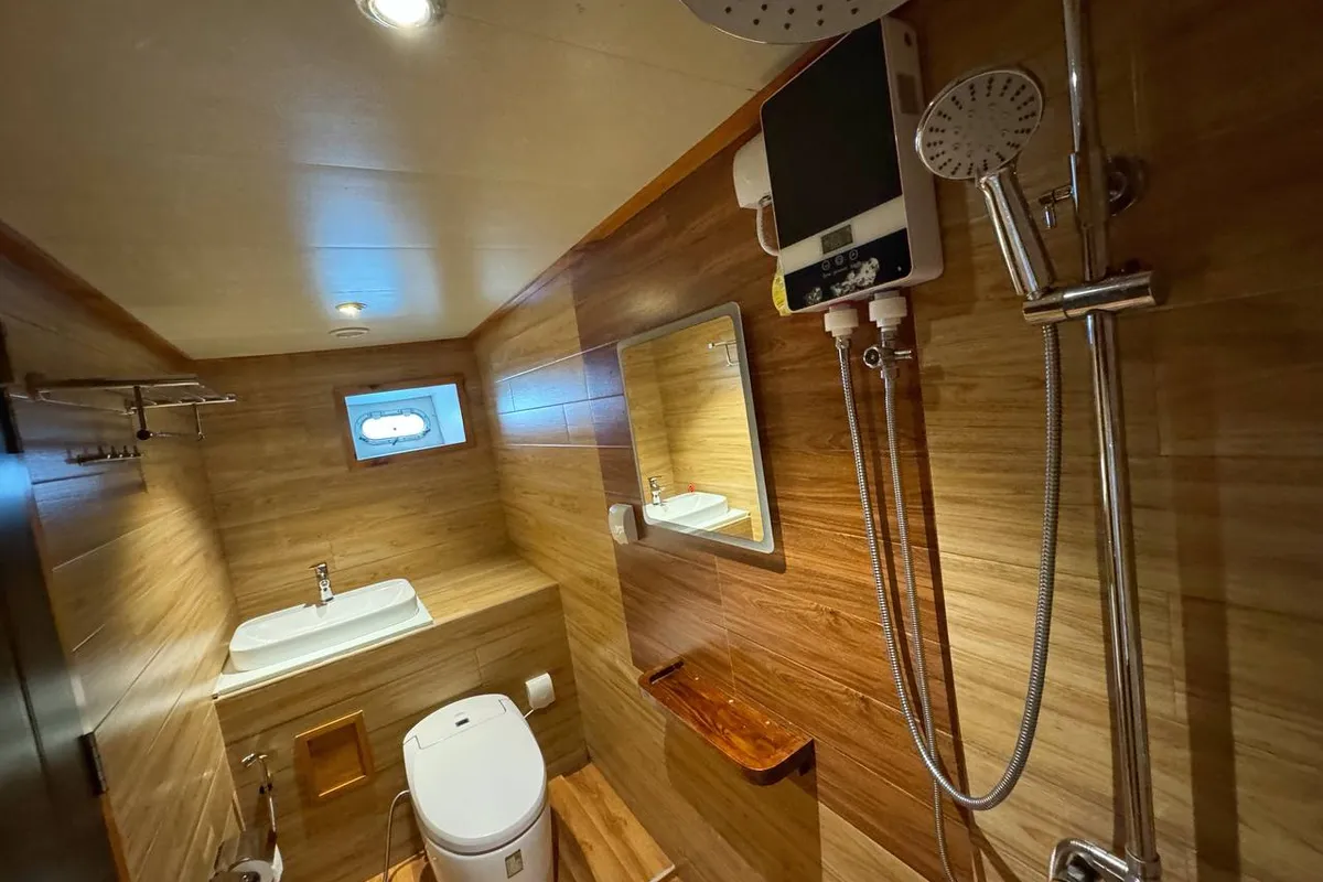 Head on North Seven Liveaboard, a Custom Made North Seven motor yacht at Malé, Maldives