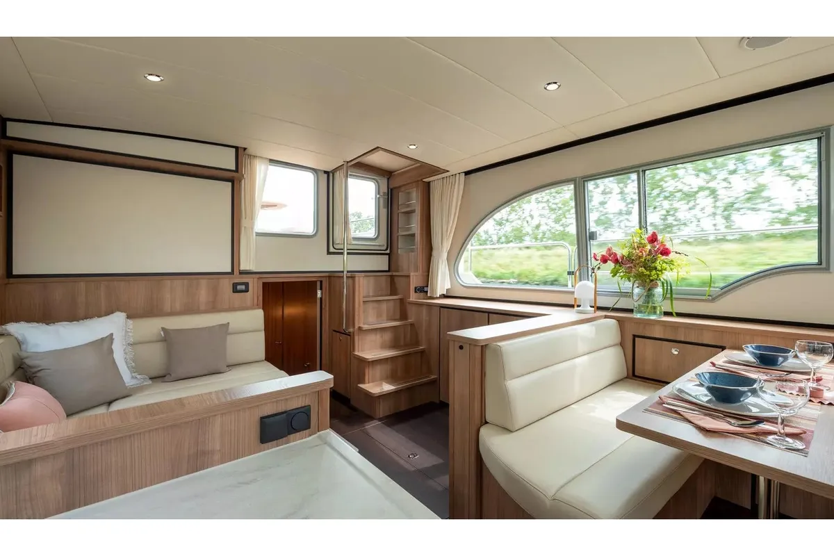 Salon of Lola II, a Linssen Grand Sturdy 40.0 AC motor yacht at Werder (Havel), Germany