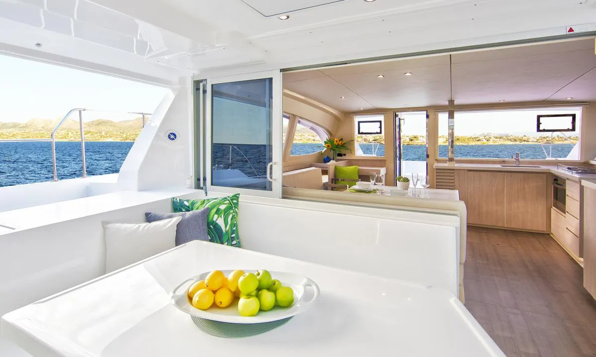 Moorings 4000/3 Club, a Leopard 40 catamaran at Uturoa, France