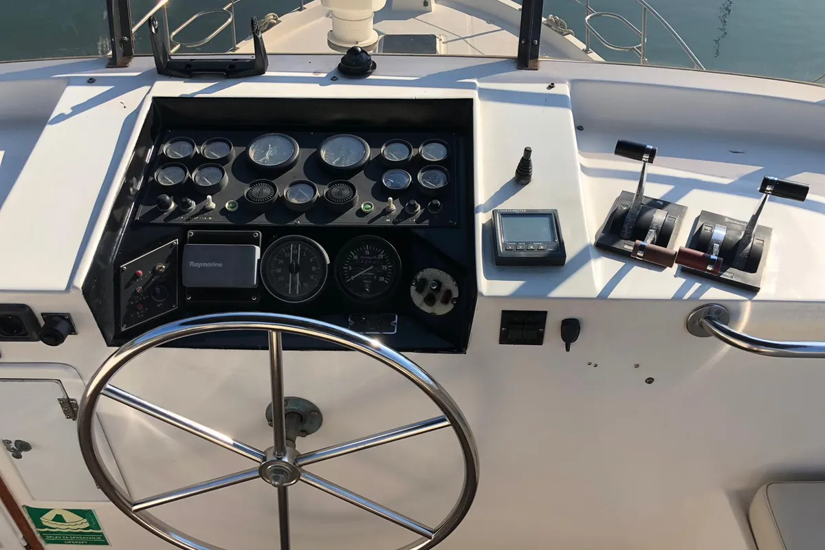 Cockpit of Holiday, a Staryacht 1670 motorboat at Primošten, Croatia