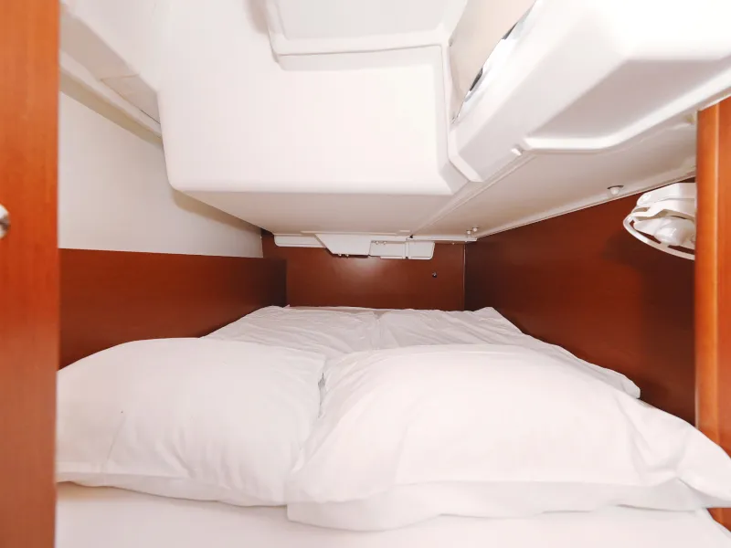 Cabin on Idila, a Beneteau Oceanis 35.1 sailboat at Općina Sukošan, Croatia