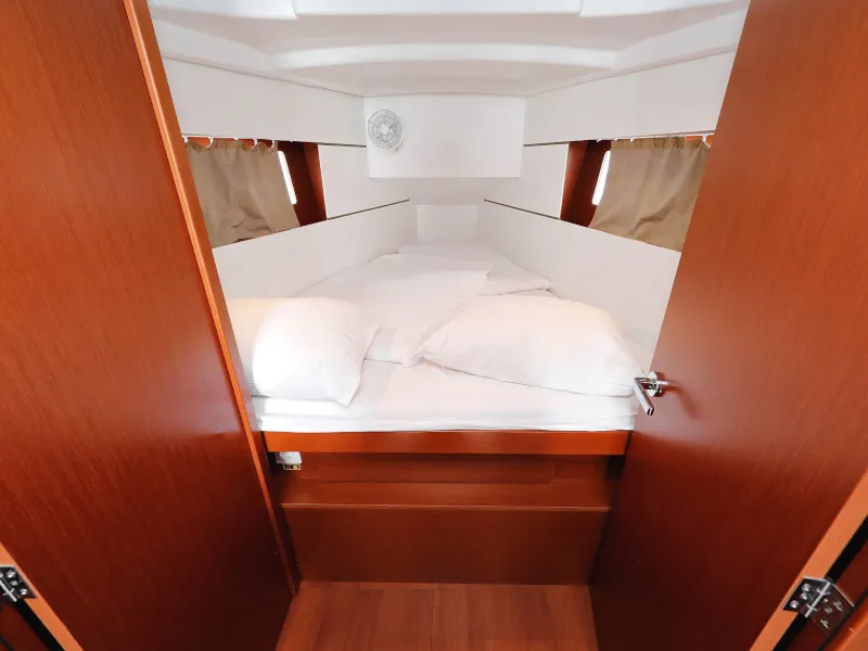 Cabin on Idila, a Beneteau Oceanis 35.1 sailboat at Općina Sukošan, Croatia