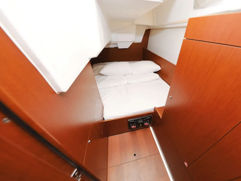 Cabin on Idila, a Beneteau Oceanis 35.1 sailboat at Općina Sukošan, Croatia