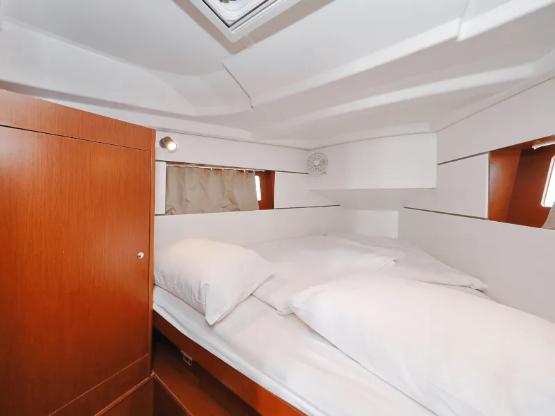 Cabin on Idila, a Beneteau Oceanis 35.1 sailboat at Općina Sukošan, Croatia