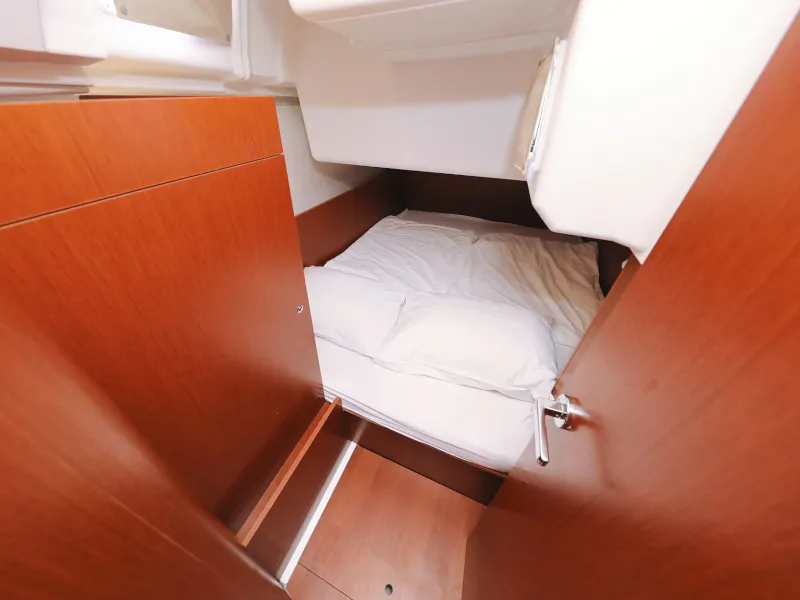 Cabin on Idila, a Beneteau Oceanis 35.1 sailboat at Općina Sukošan, Croatia