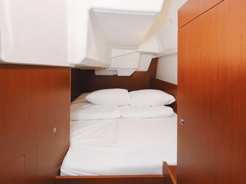 Cabin on Idila, a Beneteau Oceanis 35.1 sailboat at Općina Sukošan, Croatia