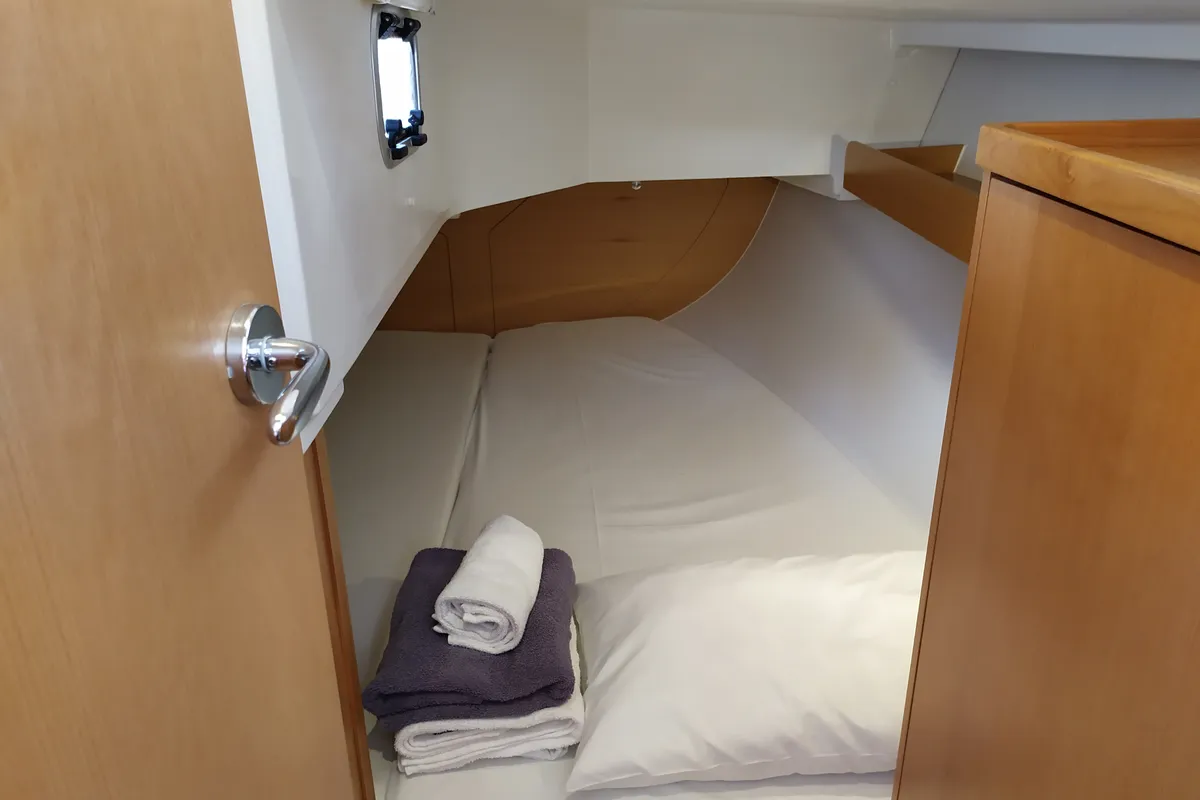 Cabin on Amathea, a Jeanneau Sun Odyssey 319 sailboat at Volos, Greece