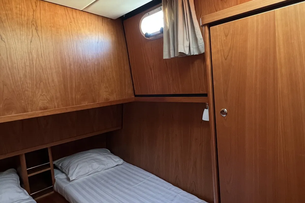 Cabin on Liberty, a Linssen Grand Sturdy 40.0 Sedan motorboat at Heukelum, Netherlands