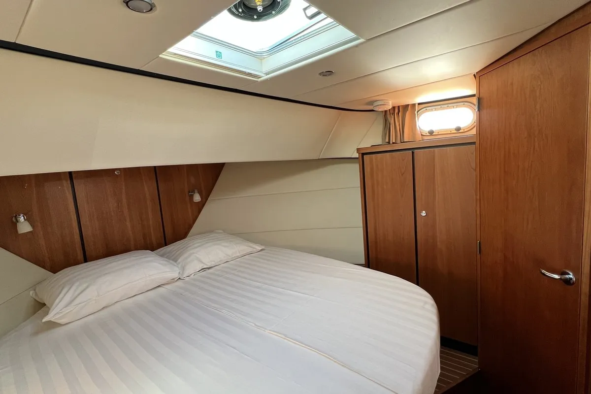 Cabin on Liberty, a Linssen Grand Sturdy 40.0 Sedan motorboat at Heukelum, Netherlands