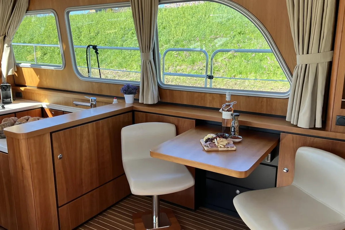Galley of Liberty, a Linssen Grand Sturdy 40.0 Sedan motorboat at Heukelum, Netherlands