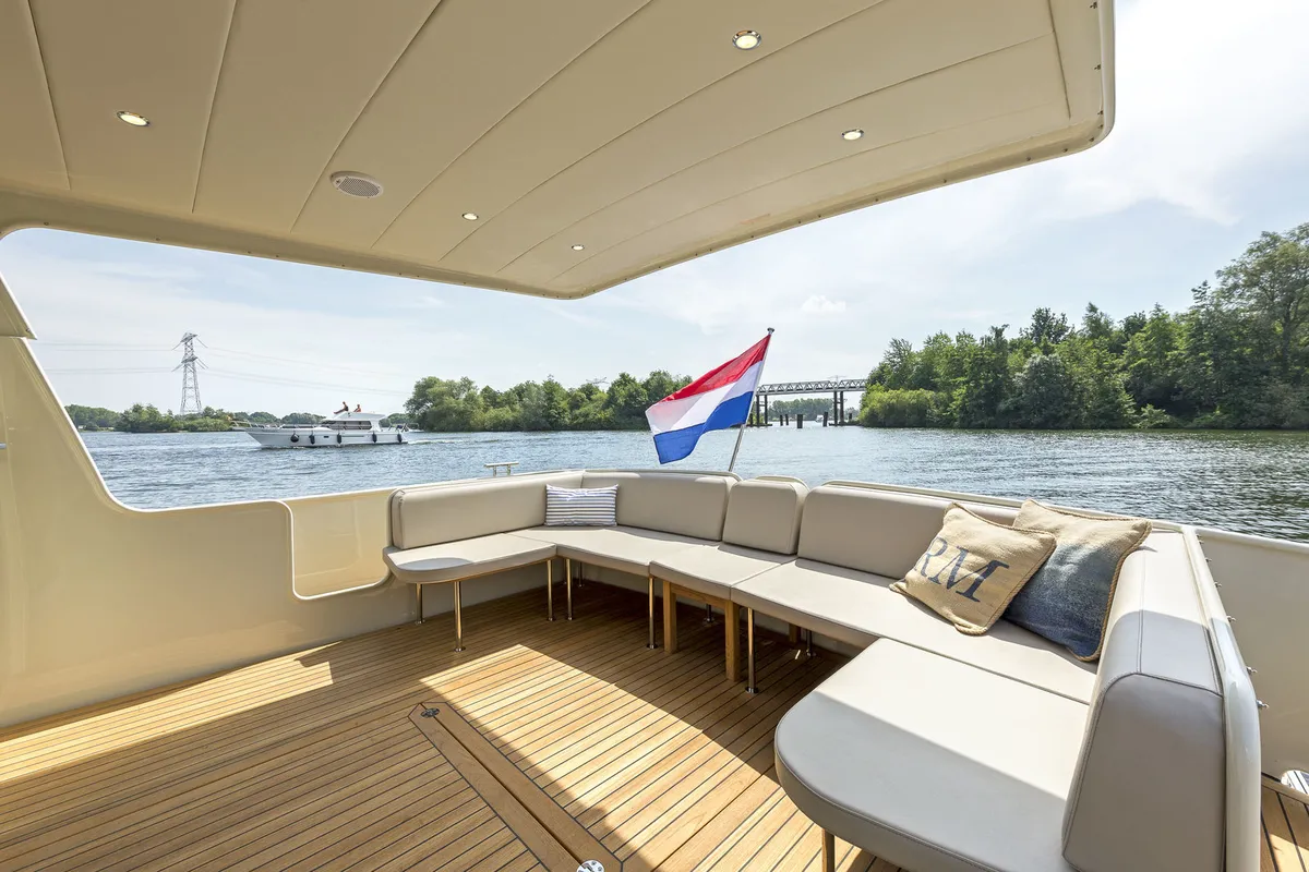 Deck of Liberty, a Linssen Grand Sturdy 40.0 Sedan motorboat at Heukelum, Netherlands