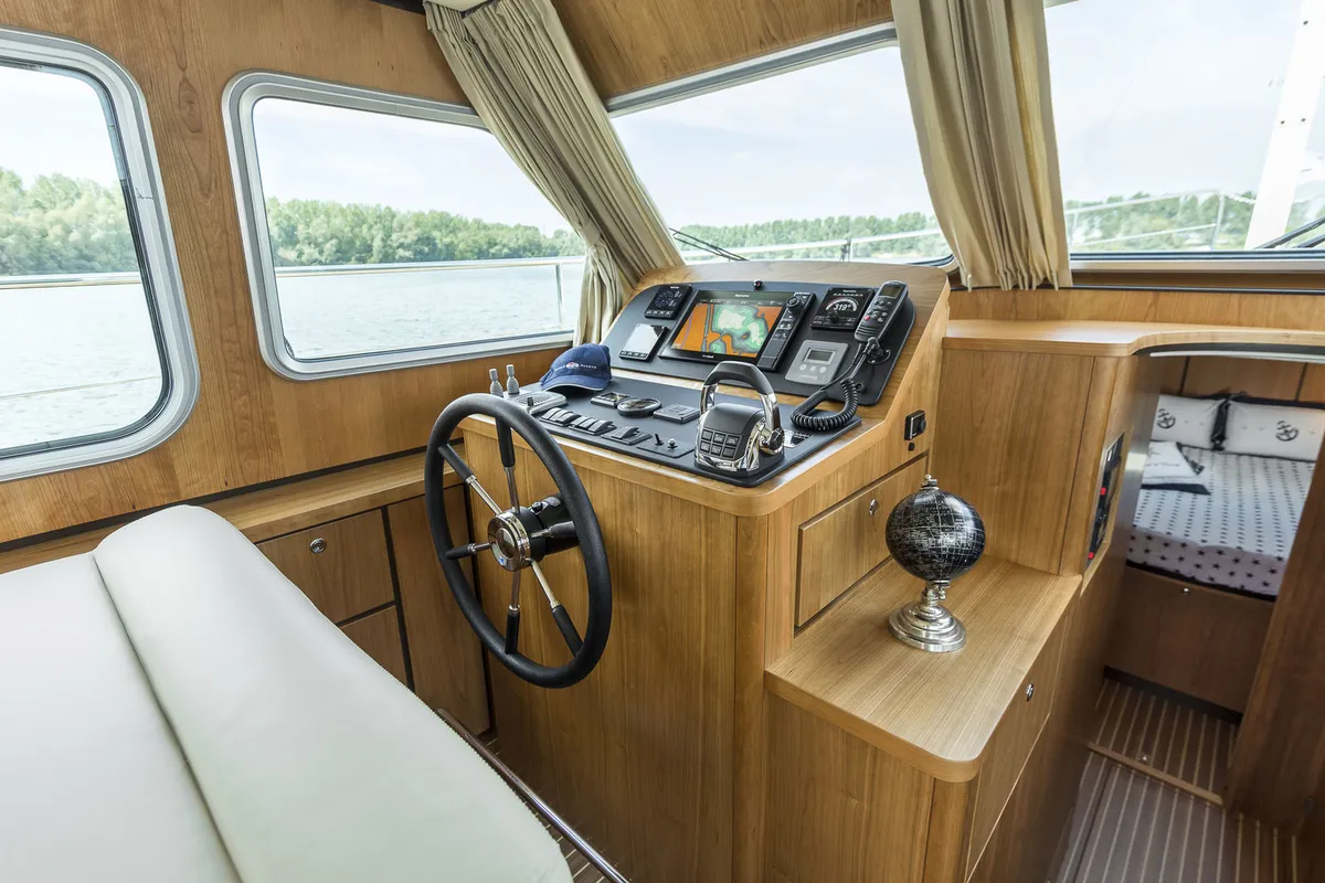Cockpit of Liberty, a Linssen Grand Sturdy 40.0 Sedan motorboat at Heukelum, Netherlands
