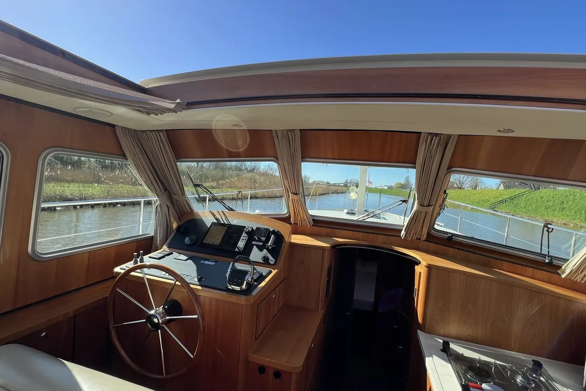 Cockpit of Liberty, a Linssen Grand Sturdy 40.0 Sedan motorboat at Heukelum, Netherlands