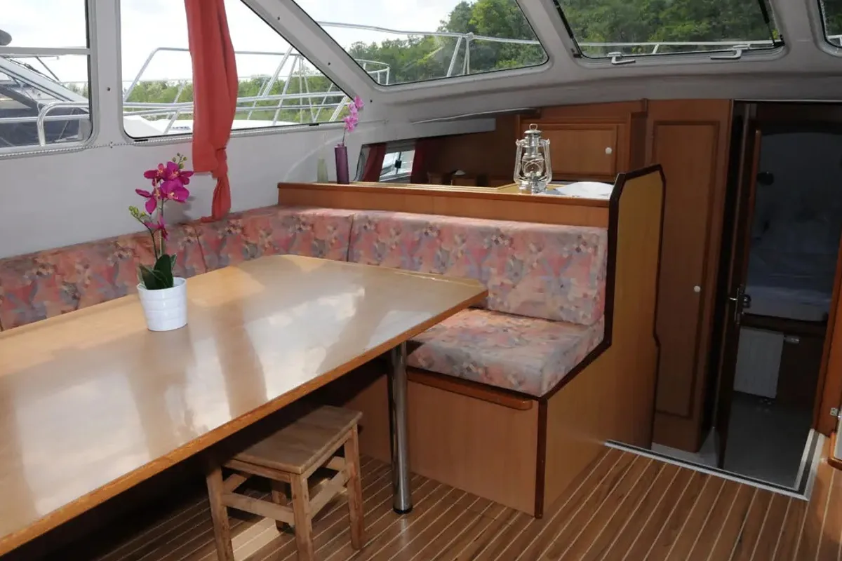Salon of Ariadne, a Gulet Tarpon 42 TP motorboat at Lübz, Germany