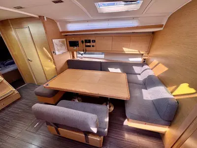 Salon of Icarus, a Dufour 470 sailboat at Figari/Golfo Aranci, Italy