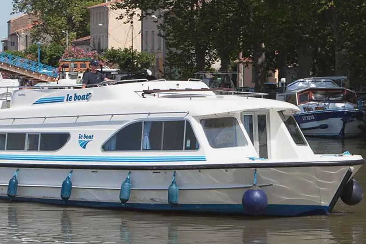 Exterior view of Calypso - Comfort 6, a Cygnet Calypso motorboat at Castelnaudary, France