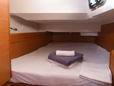 Cabin on Eulimene, a Jeanneau Sun Odyssey 419 sailboat at Volos, Greece