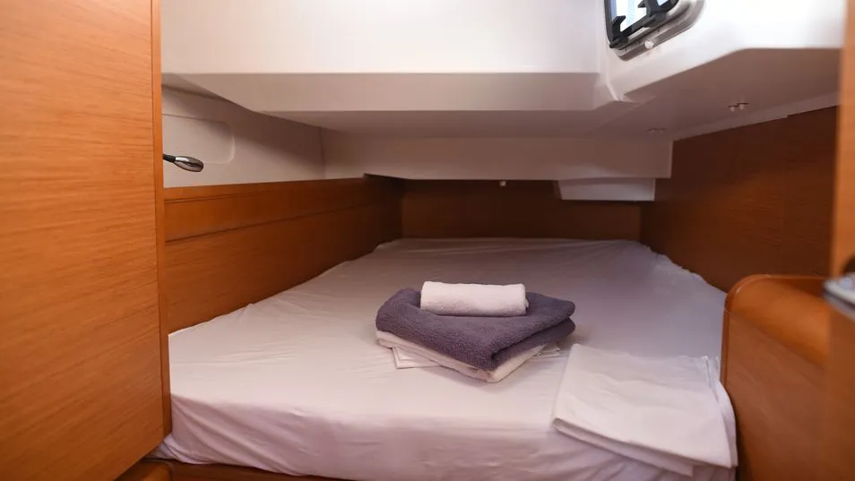 Cabin on Eulimene, a Jeanneau Sun Odyssey 419 sailboat at Volos, Greece
