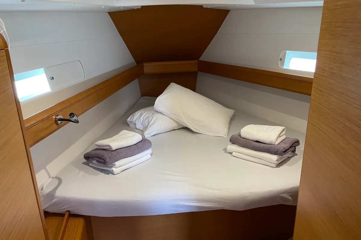 Cabin on Eulimene, a Jeanneau Sun Odyssey 419 sailboat at Volos, Greece