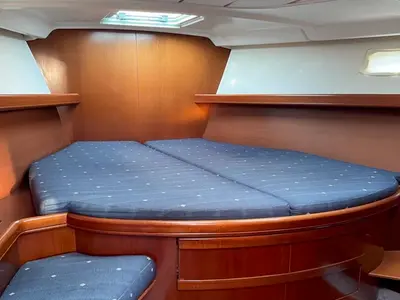 Cabin on Rashomon, a Beneteau Oceanis 473 sailboat at Nettuno, Italy