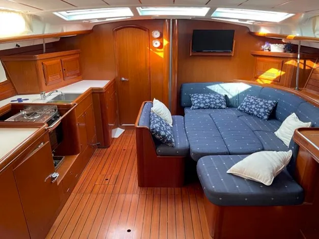 Salon of Rashomon, a Beneteau Oceanis 473 sailboat at Nettuno, Italy