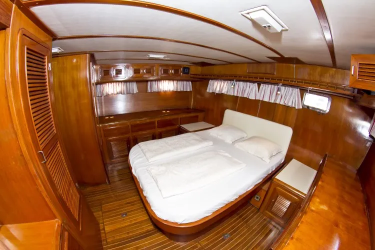 Cabin on Viva La Libertad , a Staryacht 1940 motorboat at Primošten, Croatia