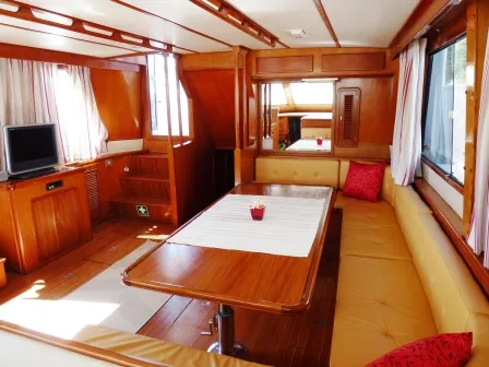 Salon of Viva La Libertad , a Staryacht 1940 motorboat at Primošten, Croatia