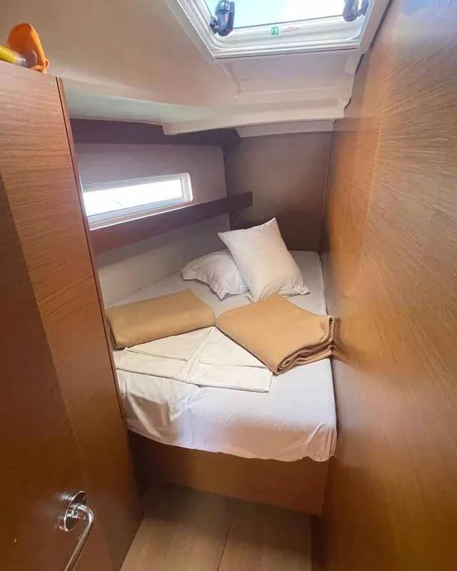 Cabin on Sweet Dreams, a Jeanneau Sun Odyssey 440 sailboat at Figari/Golfo Aranci, Italy