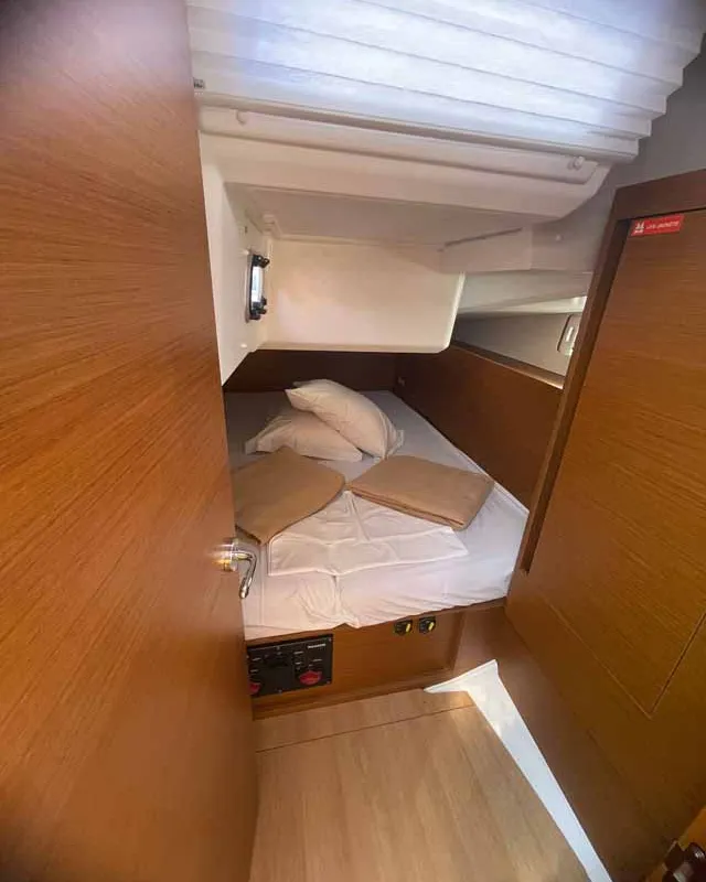 Cabin on Sweet Dreams, a Jeanneau Sun Odyssey 440 sailboat at Figari/Golfo Aranci, Italy