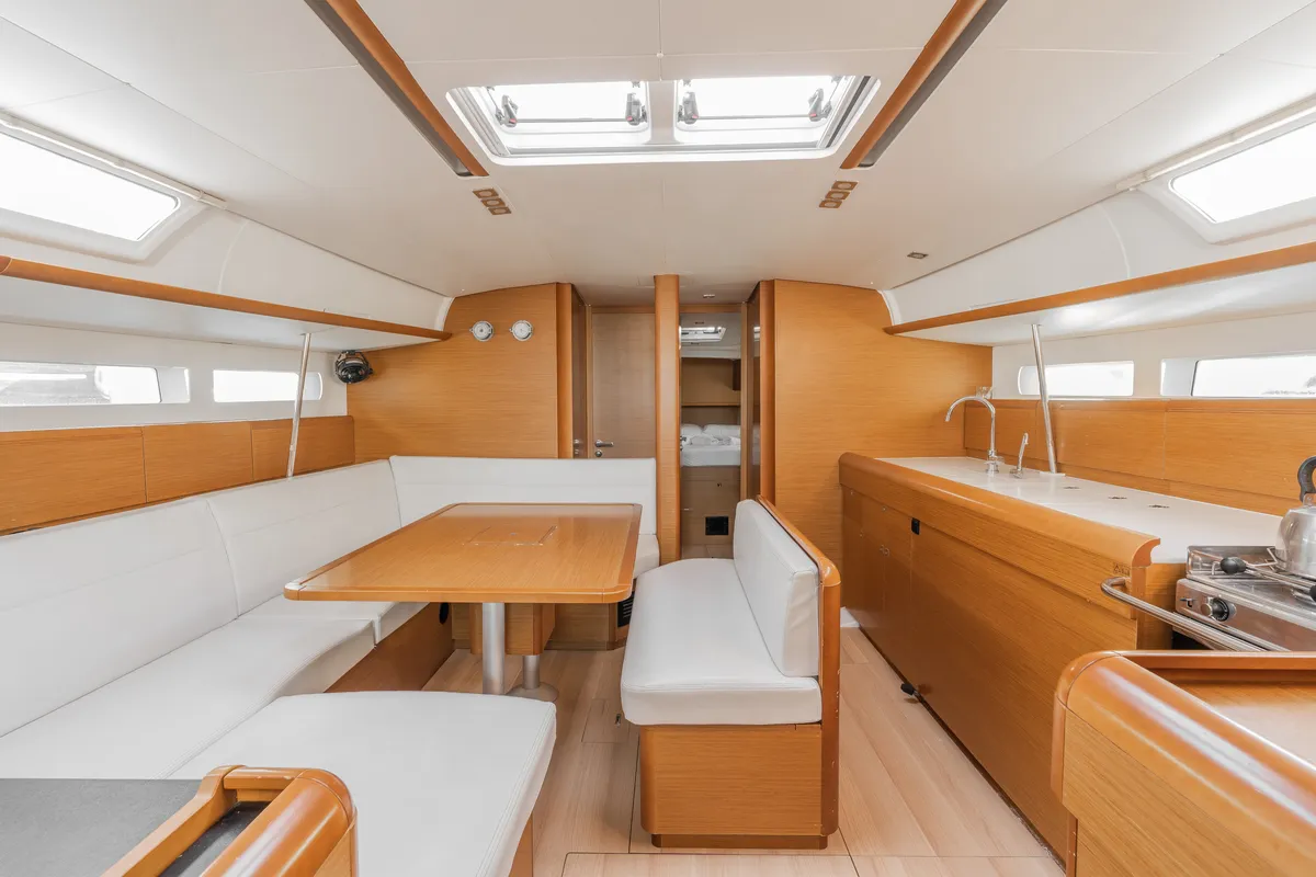 Salon of Perro Blanco, a Jeanneau Sun Odyssey 519 sailboat at Neo Klima, Greece
