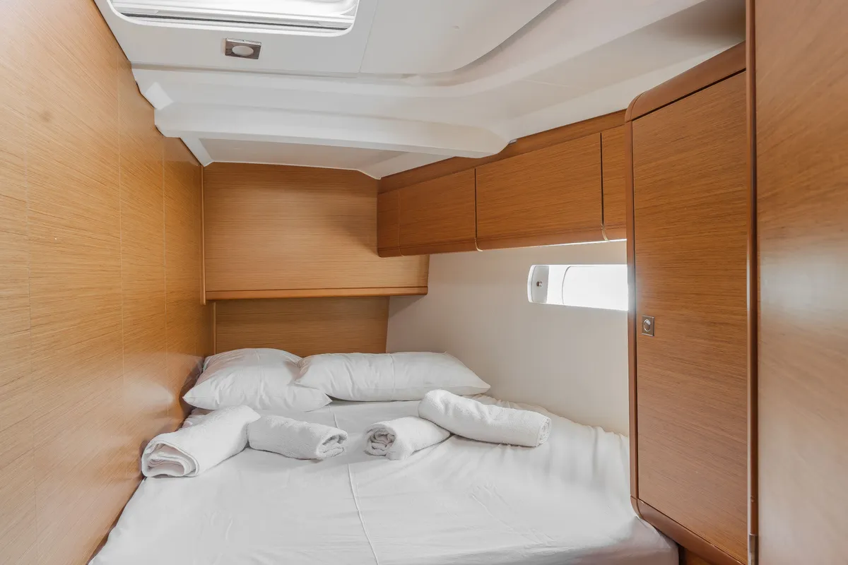 Cabin on Perro Blanco, a Jeanneau Sun Odyssey 519 sailboat at Neo Klima, Greece