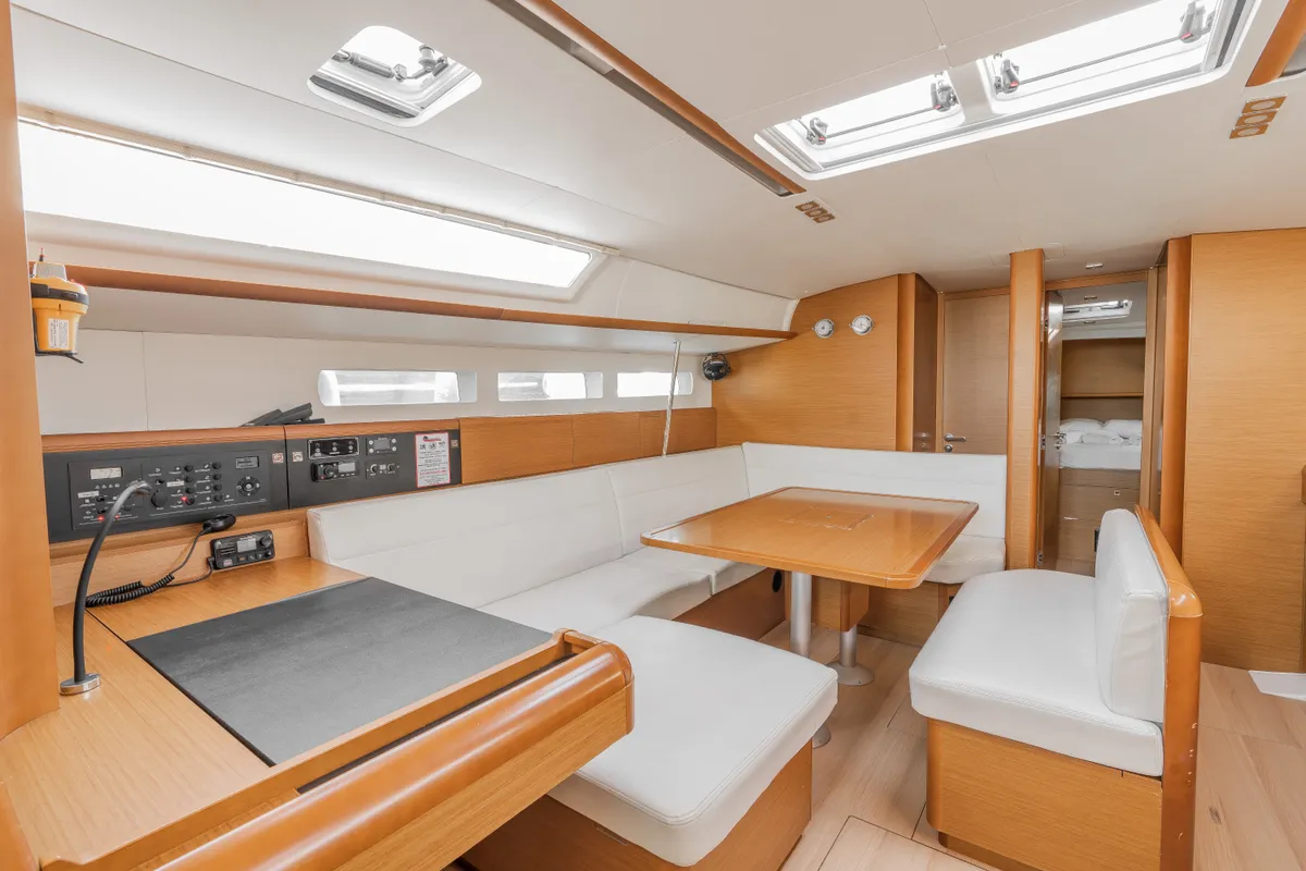 Salon of Perro Blanco, a Jeanneau Sun Odyssey 519 sailboat at Neo Klima, Greece