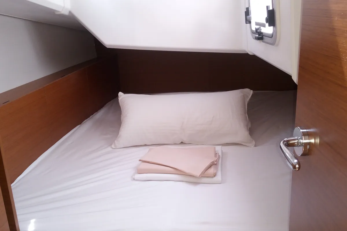 Cabin on Fontalba, a Jeanneau Sun Odyssey 380 sailboat at Palamós, Spain