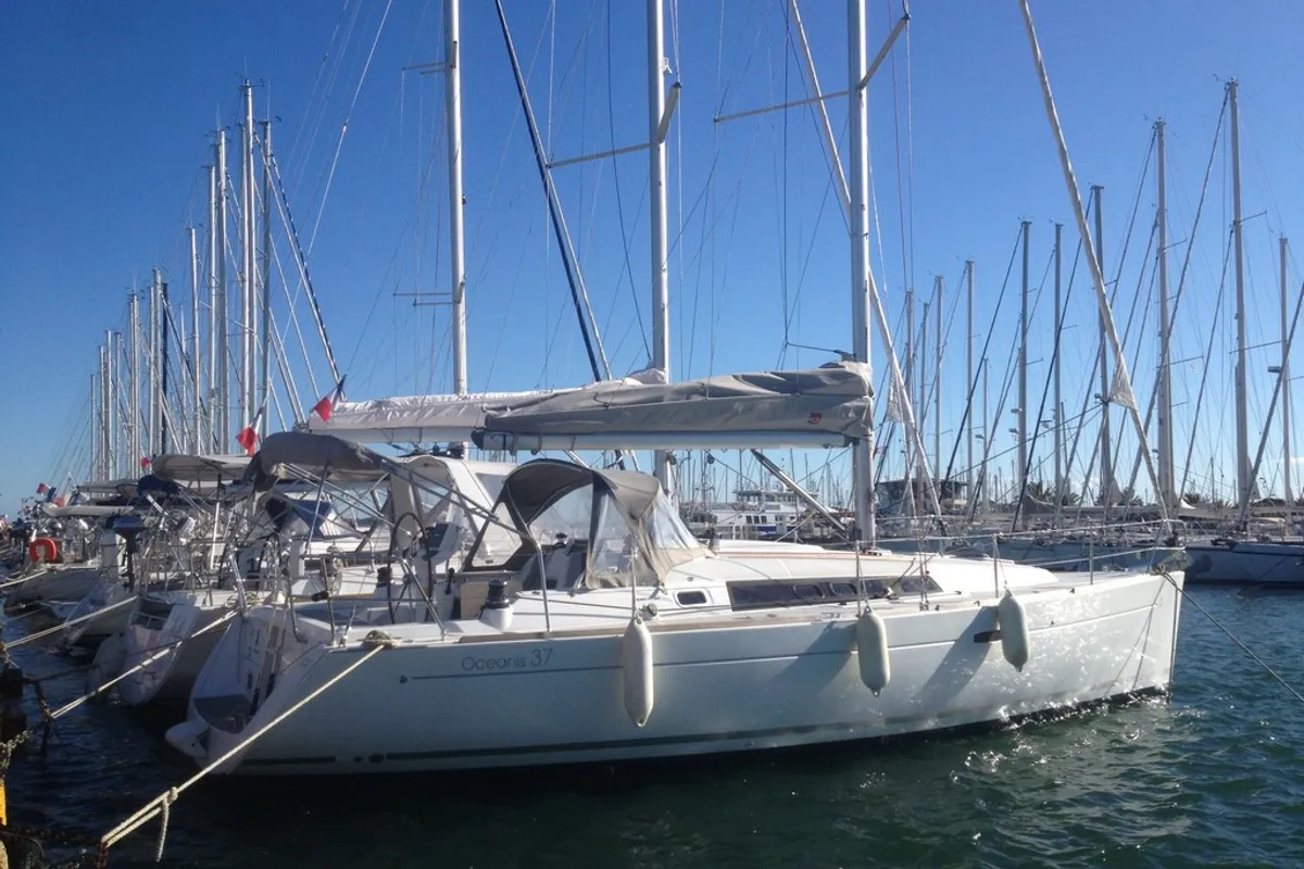 Exterior view of Beleza, a Beneteau Oceanis 37 sailboat at Toulon, France
