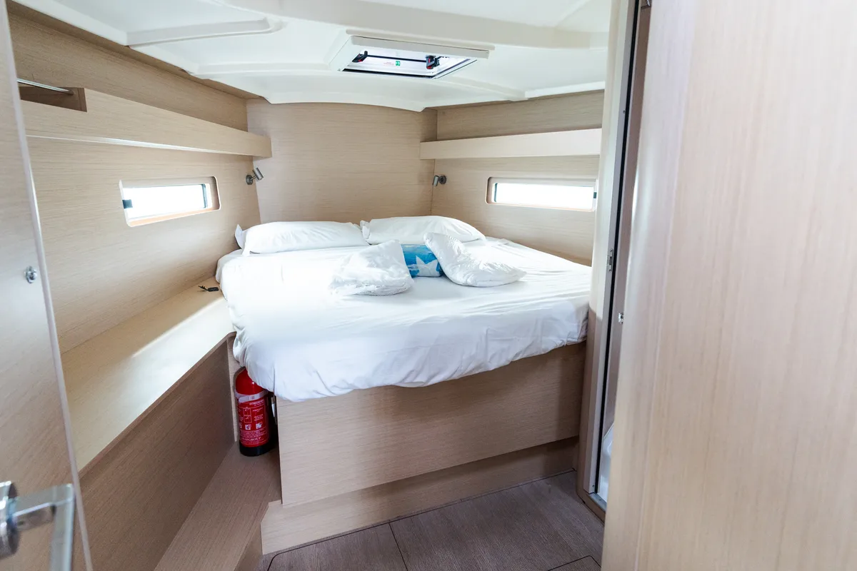 Cabin on Clio, a Beneteau Oceanis 40.1 sailboat at Rosignano Solvay, Italy