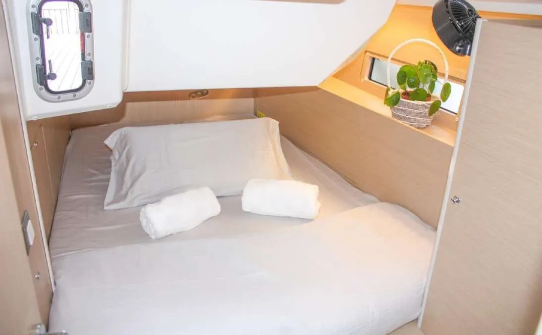 Cabin on Onoda, a Beneteau Oceanis 40.1 sailboat at Dénia, Spain